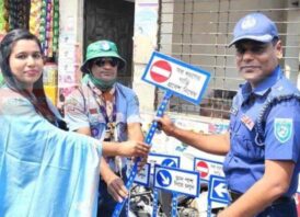 ঠাকুরগাঁওয়ে স্কাউটস এর পক্ষ থেকে ট্রাফিক পুলিশ’কে জরুরি উপকরণ প্রদান