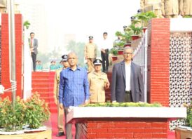 রাজারবাগ পুলিশ স্মৃতিসৌধে স্বরাষ্ট্র উপদেষ্টার শ্রদ্ধা নিবেদন