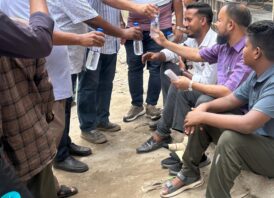 ডেমরায় নবী উল্লাহ নবী’র তত্ত্বাবধানে এসএসসি পরীক্ষার্থীদের অভিভাবকদের মাঝে বোতলজাত খাবার পানি বিতরন 