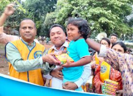লায়ন্স ক্লাব ঢাকা মহানগরের উদ্যোগে ছিন্নমূল ও সুবিধাবঞ্চিত মানুষের মাঝে খাবার বিতরণ করেন মীর নেওয়াজ আলী