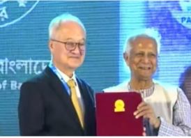 বিভিন্ন প্রতিষ্ঠানকে পুরস্কার দিলেন প্রধান উপদেষ্টা