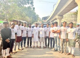ব্রিটিশ বাংলা ওয়েলফেয়ার ট্রাস্টের পক্ষ থেকে শাহবাগ চত্বরে পথচারীদের মাঝে পানি বিতরণ
