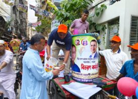 তীব্র দাবদাহে বিশুদ্ধ পানি ও স্যালাইন বিতরণ বিএনপি নেতার
