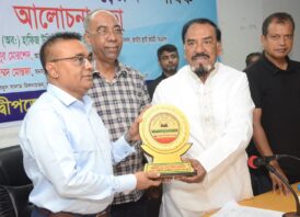 সমাজসেবায় বিশেষ অবদানের জন্য সন্মাননা ক্রেস্ট প্রদান 