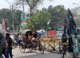 শাহবাগে বিক্ষোভ : যানচলাচল বন্ধে মানুষের ভোগান্তি