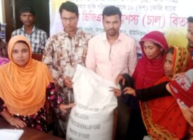 ঈদ ভিজিএফ চাল পেয়ে অসহায় গরীব মানুষের মুখে স্বস্তির হাসি