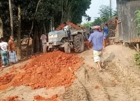 সাপাহারে সমাজসেবীগণ ও এলাকাবাসীর উদ্যোগে কলমুডাঙ্গা বলদিয়াঘাটের বেহাল রাস্তা দুটির সংস্কার কাজ চলছে
