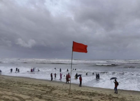 ১০ জেলায় ঝড়বৃষ্টির আশঙ্কা, বন্দরে ৩ নম্বর সংকেত