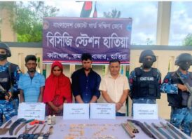 হাতিয়াতে যৌথবাহিনীর অভিযানে নারীসহ আটক-৪, আগ্নেয়াস্ত্র-স্বর্ণ উদ্ধার