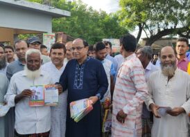 বিএনপির ৩১ দফা বাস্তবায়নের লক্ষ্যে চাঁপাইনবাবগঞ্জে লিফলেট বিতরণ
