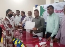 সাপাহারে মেধাবী শিক্ষার্থীদোর মাঝে পুরস্কার বিতরণ