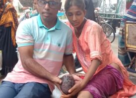 খুলনার পাইকগাছায় রাস্তার উপর কন্যা সন্তানের জন্ম দিলেন এক মানসিক ভারসাম্যহীন পাগলী