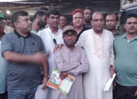 চাঁপাইনবাবগঞ্জে গণসংযোগ কার্যক্রমে লিফলেট বিতরণ