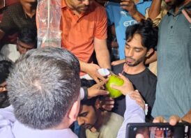 অনশনকারীদের ডাব খাইয়ে ৫৯ ঘণ্টা পর অনশন ভাঙালেন বেরোবি উপাচার্য