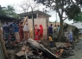 সাপাহারে ভয়াবহ অগ্নিকান্ডে ৪টি পরিবারের সর্বস্ব পুড়ে শেষ