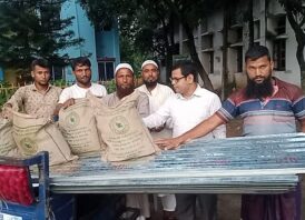 সাপাহারে অগ্নিকাণ্ডে ক্ষতিগ্রস্ত ৪টি পরিবারের পাশে দাঁড়ালেন ইউএনও সেলিম আহমেদ