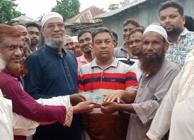 সাপাহারে অগ্নিকাণ্ডে ক্ষতিগ্রস্ত পরিবার গুলোর পাশে উপজেলা বিএনপির নেতৃবৃন্দ