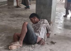 জামাতের নেতার বিরুদ্ধে স্কুলের পিলারের সাথে বেঁধে এক কিশোরকে মারধরের অভিযোগ উঠেছে
