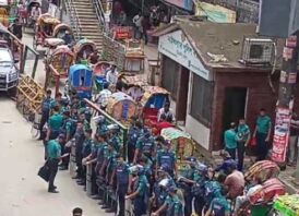 ঢাকা কলেজ ও সিটি কলেজের শিক্ষার্থীদের সংঘর্ষ চলছে