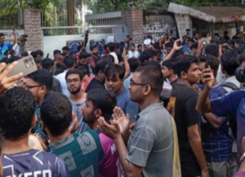 ‎ডাকসু নির্বাচন স্থগিতাদেশ বাতিলে শিক্ষার্থীদের আনন্দ মিছিল
