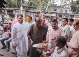 চাঁপাইনবাবগঞ্জে গোলাম জাকারিয়ার গণসংযোগ কার্যক্রমে লিফলেট বিতরণ