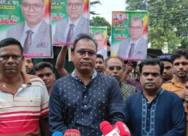 চাঁপাইনবাবগঞ্জ-২ আসনে মনোনয়ন প্রত্যাশী সাহফুজ আলম অপুর ৩১ দফার লিফলেট বিতরণ