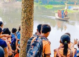 জীবনের ঝুকি নিয়ে নদী পার হয়ে যায় বিদ্যালয়ে