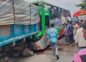 নোয়াখালীর সোনাইমুড়ীতে দাঁড়িয়ে থাকা ট্রাকে বাসের ধাক্কা, চালক নিহত, আহত ১২