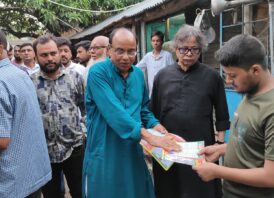 চাঁপাইনবাবগঞ্জে লিফলেট বিতরণে ব্যস্ত সময় পার করছেন আহ্বায়ক গোলাম জাকারিয়া