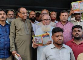 চাঁপাইনবাবগঞ্জে ৩১ দফার লিফলেট বিতরণ ও গণসংযোগ করছেন গোলাম জাকারিয়া