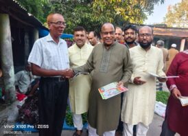 চাঁপাইনবাবগঞ্জে ৩১ দফার লিফলেট বিতরণ ও গণসংযোগ করছেন গোলাম জাকারিয়া