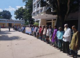 গোবিন্দগঞ্জ মাদারপুরে বিদ্যালয়ের নামে ভূমিদস্যুদের জমি দখলের অভিযোগে মানববন্ধন