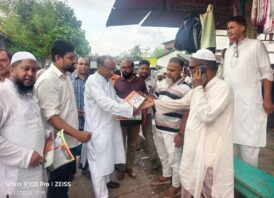 চাঁপাইনবাবগঞ্জে  তারেক রহমান ঘোষিত ৩১ দফার লিফলেট বিতরণ ও গণসংযোগ করছেন গোলাম জাকারিয়া