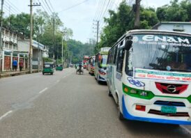 সিলেট নগরীতে পানি উন্নয়ন বোর্ডের সামনে অবৈধ বাস পার্কিং, দুর্ভোগে সাধারণ পথচারী ও যাত্রীরা