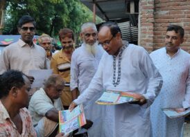 চাঁপাইনবাবগঞ্জে ৩১ দফা বাস্তবায়নে লিফলেট বিতরণ ও গণসংযোগ করছেন আহ্বায়ক গোলাম জাকারিয়া