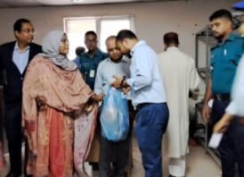 সচিবালয়ে একবার ব্যবহার্য প্লাস্টিক নিষিদ্ধকরণ বাস্তবায়ন: আগতদের কাপড়ের ব্যাগ প্রদান অব্যাহত রেখেছে মনিটরিং টিম