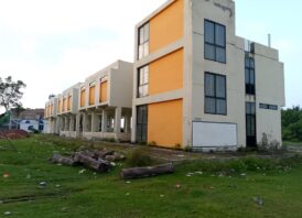 খুলনার পাইকগাছার কাশিমনগরে প্রায় ৩ কোটি টাকা ব্যায়ে নির্মিত গ্রামীণ বাজার ভবনটি হস্তান্তরের আগেই ফাঁটল