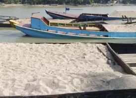সুনামগঞ্জের ধোপাজান নদীতে রাতের আঁধারে বালু হরিলুট