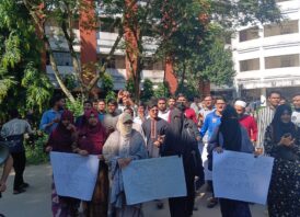 ব্রাকসু নির্বাচন : তফসিল ঘোষণার দাবিতে প্রশাসনিক ভবনে শিক্ষার্থীদের অবস্থান কর্মসূচি