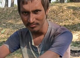 সাপাহারে রাস্তার পাশে এক বছর ধরে পড়ে আছে মানসিক ভারসাম্যহী অজ্ঞাত তরুণ