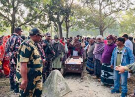 চাঁপাইনবাবগঞ্জ ৫৯ বিজিবির উদ্যোগে ভারতীয় নাগরিকের লাশ দেখতে পেল বাংলাদেশীর আত্মীয়স্বজনরা