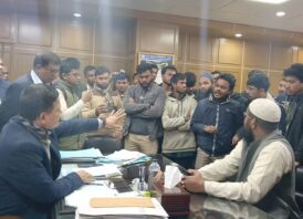 নির্বাচন কমিশনের স্থবিরতায় ক্ষুব্ধ শিক্ষার্থীরা, ভিসির সামনে বিক্ষোভ