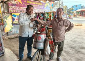 বাইসাইকেলে ঘুরে রঘুনাথের জীবনযুদ্ধ