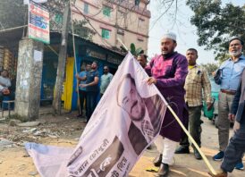 বিজয়ী হয়েই নিজ হাতে ব্যানার অপসারণ করলেন মুজিবুর রহমান চৌধুরী