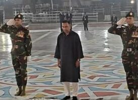 একুশের প্রথম প্রহরে শহীদ মিনারে শ্রদ্ধা জানালেন প্রধানমন্ত্রী