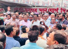 সার ডিলারদের নীতিমালা ২০২৫ বাতিলের দাবিতে রাজধানীতে মানববন্ধন