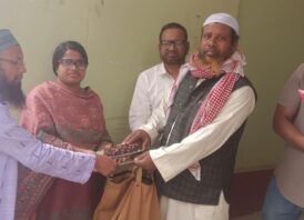 সাপাহারে এতিম ও অসহায়দের মাঝে খেজুর বিতরণ