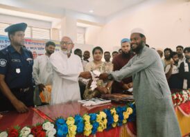 সাপাহারে প্রধানমন্ত্রীর ত্রান তহবিলের নগদ অর্থ শাড়ি থ্রি-পিস ও হাজী রুমাল বিতরণ