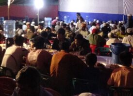 শ্রীমঙ্গল কামাসিদ গ্রামে কারী মো: আবদুল্লাহর বাড়িতে ৫ শতাধিক লোকের ইফতার পার্টি