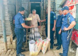 সাপাহারে অসহায় বৃদ্ধ হারেজ আলীর পরিবারে জেলা পুলিশের সহায়তা